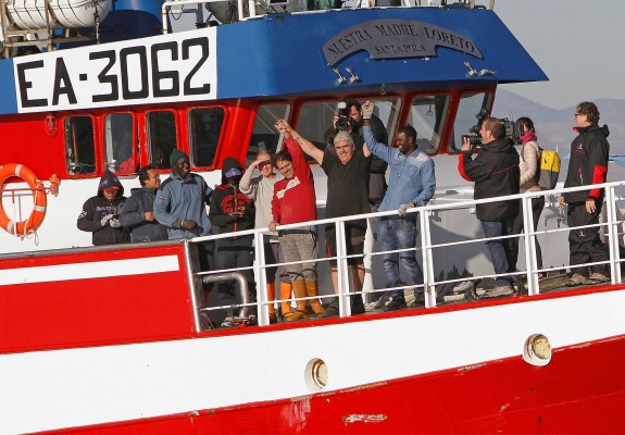 Aplausos y confetti para recibir al pesquero de Santa Pola que rescató a 12 migrantes