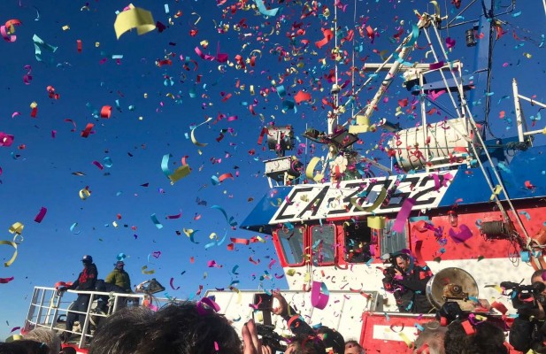 Aplausos y confetti para recibir al pesquero de Santa Pola que rescató a 12 migrantes