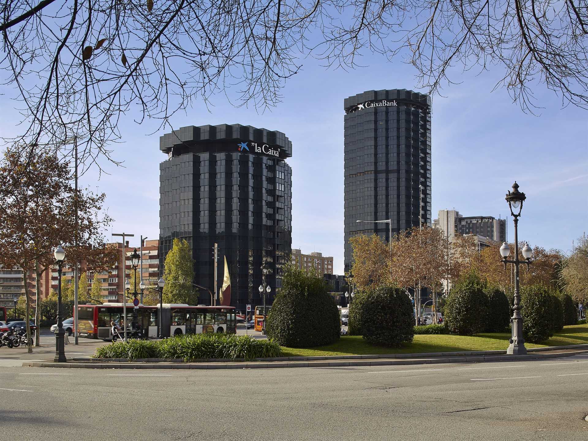 CaixaBank formaliza la venta del 80% de su negocio inmobiliario a Lone Star por casi 4.000 millones