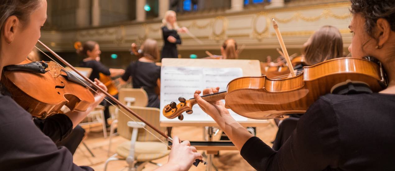 'Musiquem' dota de instrumentos al colegio Mestre Canòs para crear una orquesta de cuerda