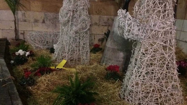 Sustraen la figura de Jesús del belén municipal de Castellón y colocan un lazo amarillo en su lugar