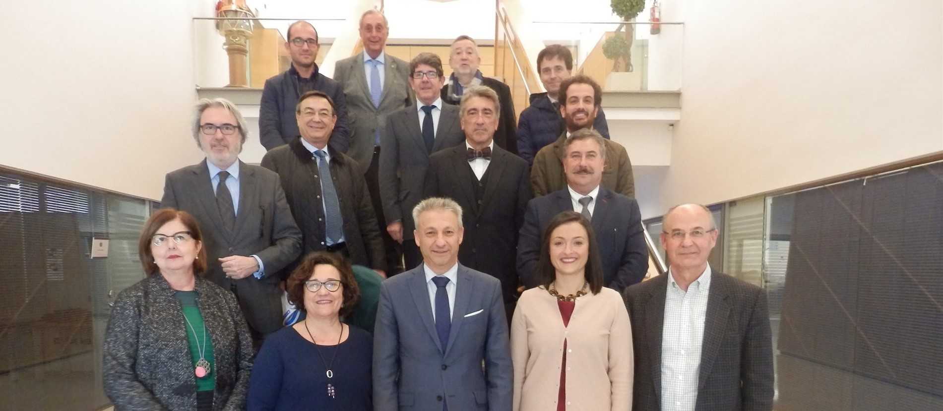 Los miembros del consejo de administración posan tras su reunión de este jueves. - 