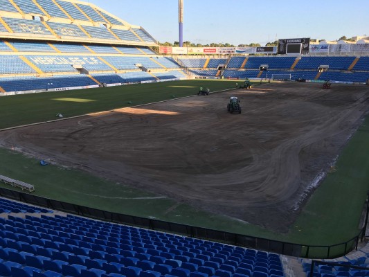 El césped estará listo para el sábado pero no los nuevos banquillos