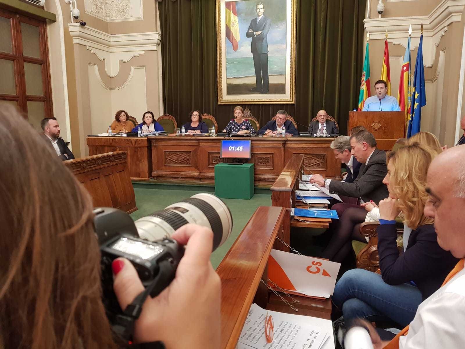 El pleno aprueba el cese de la vicealcaldesa de Castellón con la abstención del PSPV