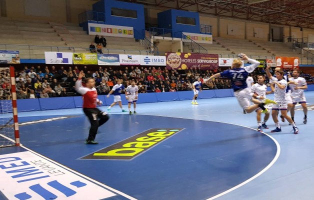 El Benidorm defiende una ventaja de siete goles ante un Agustinos sin complejos

