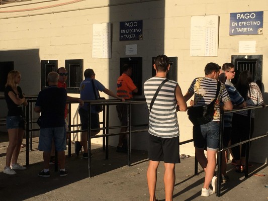En Alicante se alcanzan las 1.500 entradas vendidas, mientras que en Elche se despachan unas 40 en la primera tarde