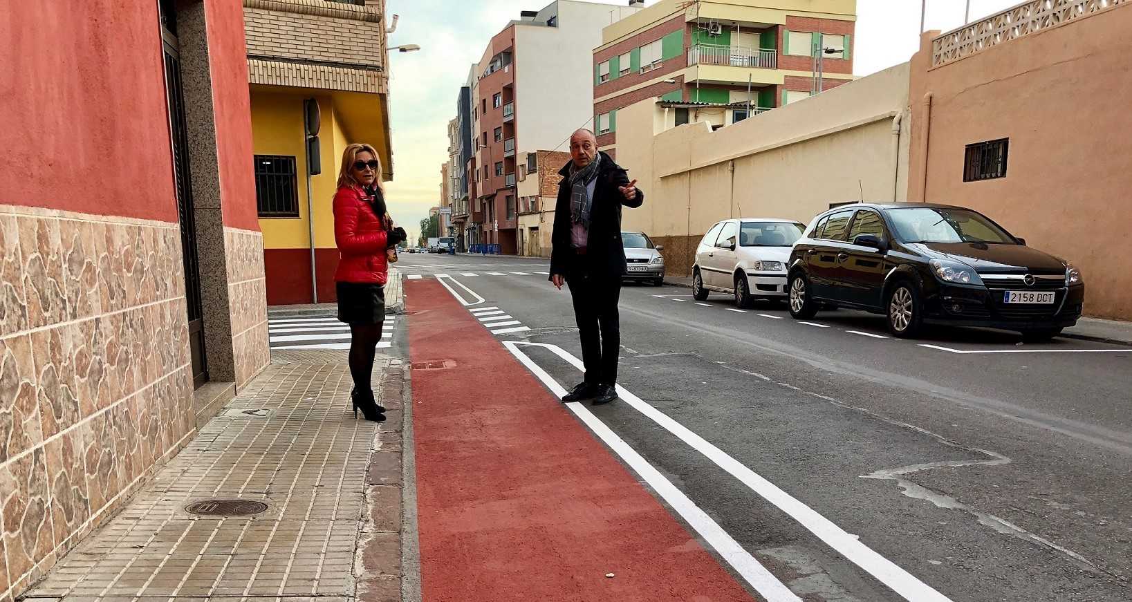 Los concejales Carmina Martinavarro y Xavier Trenco, junto al carril bici. - 