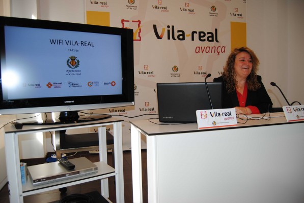 Vila-real amplía la red wifi pública con un cuarto punto con carga y alimentación solar en el CEM