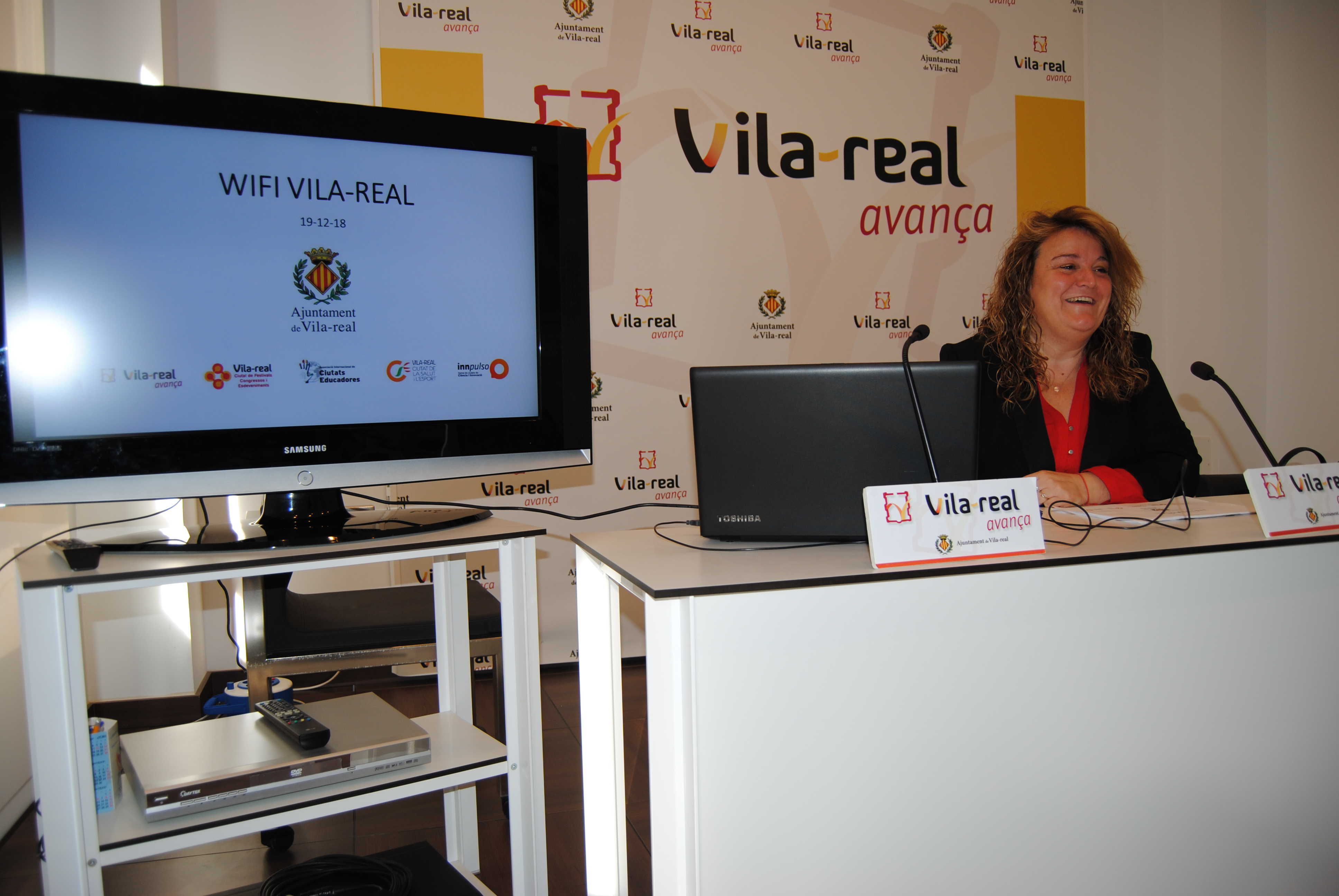 Vila-real amplía la red wifi pública con un cuarto punto con carga y alimentación solar en el CEM
