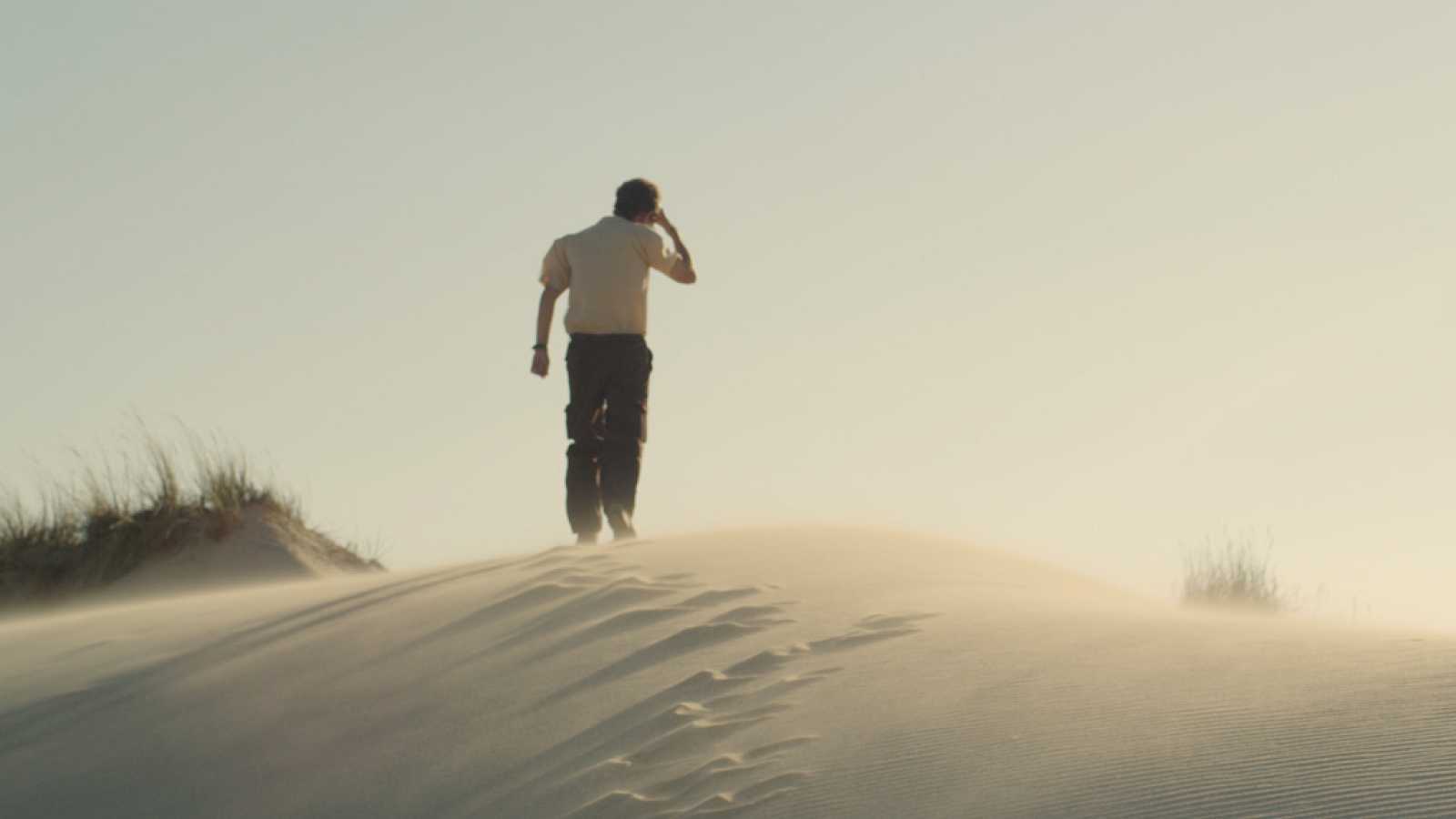Manuel Muñoz Rivas busca civilizaciones bajo las dunas en 'El mar nos mira de lejos'