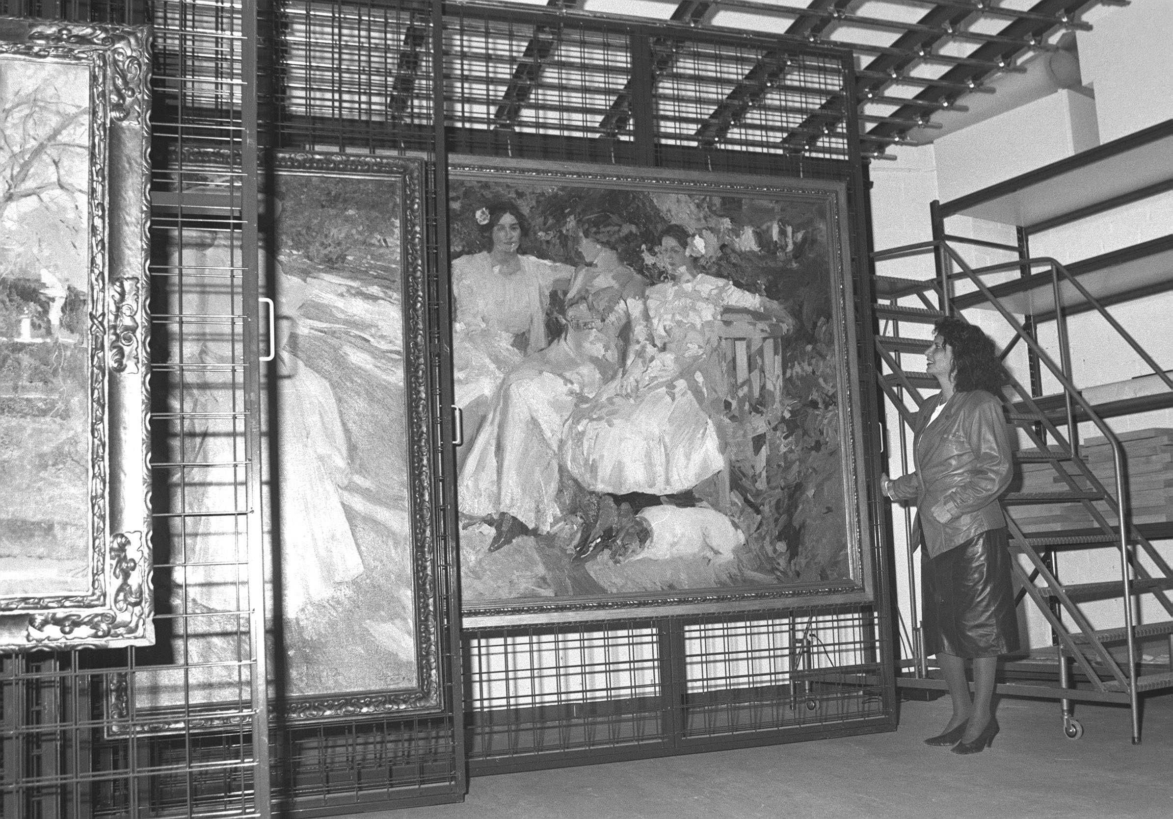 Carmen Alborch en 1989 en el IVAM, preparando la exposición de Sorolla. Foto: J. C. CARDENAS/EFE - 