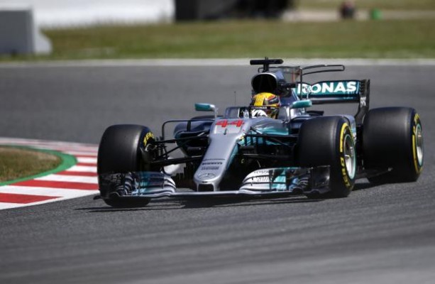 Hamilton defiende su liderazgo en Singapur, territorio Vettel