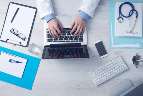 La mitad de los valencianos contrasta en internet el diagnóstico dado por su médico, según un estudio