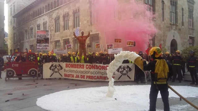 Bomberos del Consorcio protestan ante la Diputación para pedir personal y medios