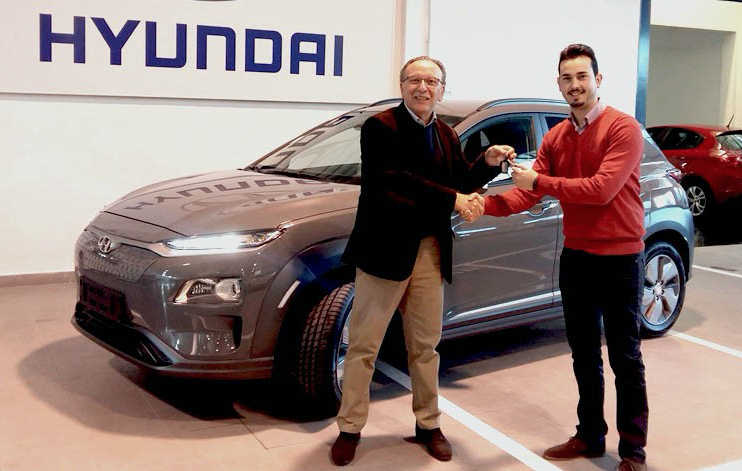 Hyundai Autiber Motor entrega el primer Hyundai KONA EV en Valencia
