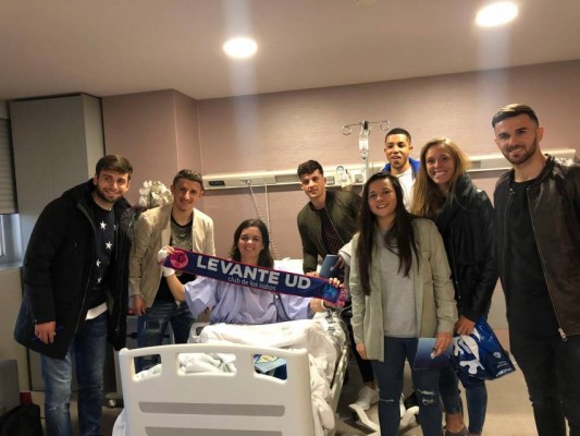 Secciones del club visitan a niños hospitalizados en València y Manises
