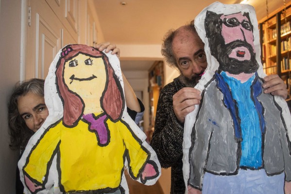 Un rincón de lectura y libros en la pared para el 20 aniversario de Media Vaca