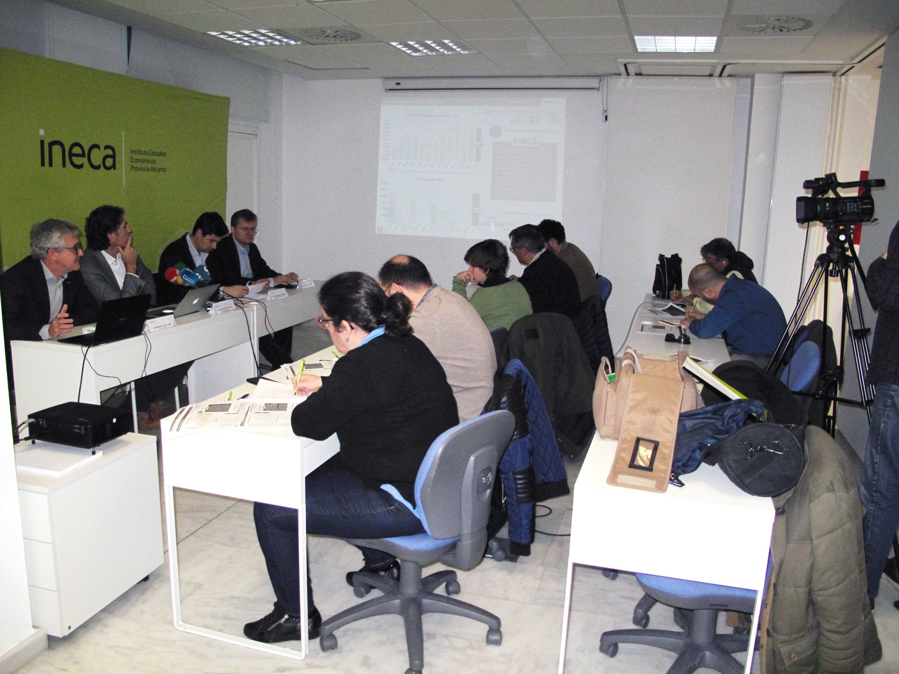 Un momento de la presentación del informe de coyuntura en la sede de Ineca, en el BWA. Foto: INECA - 