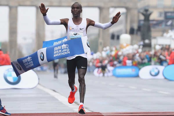 Kipchoge avanza en la demolición del 