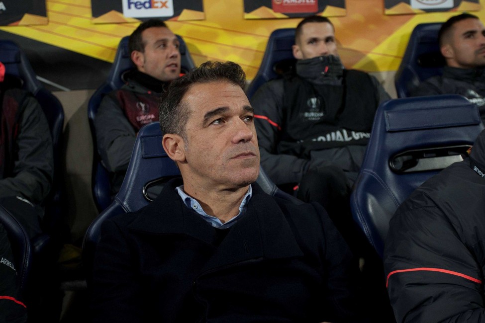 Luis García Plaza en su primer encuentro como técnico amarillo. (Foto: EFE) - 