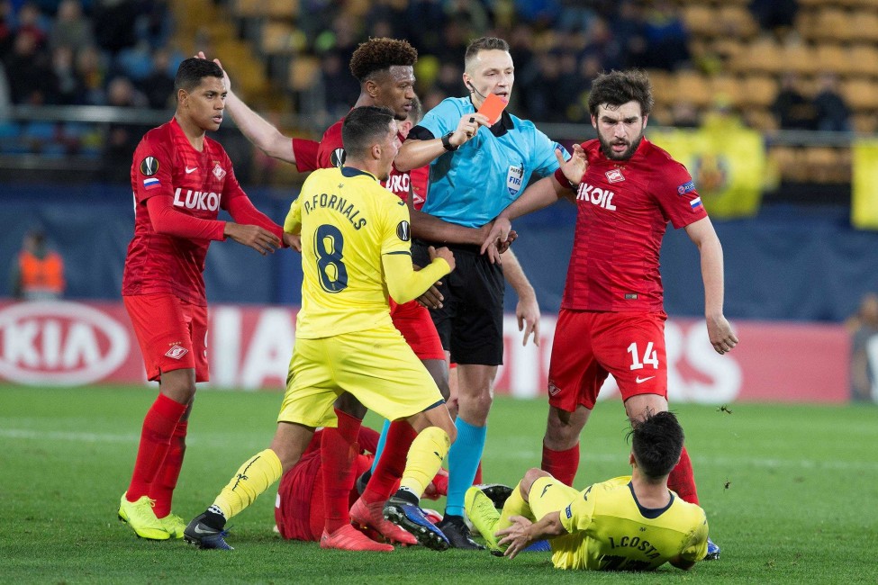 El árbitro catalán Medié Jiménez enseña la tarjeta roja a Mario Gaspar por doble amonestación. (Foto: EFE) - 