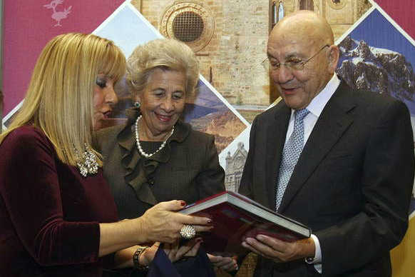 Julia Paredes releva a su esposo, Joaquín Arias, al frente del consejo de Vectalia