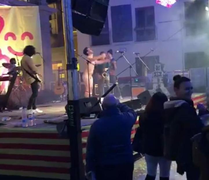 Reclamos secesionistas y un desnudo integral en la plaza Mayor para 'promover' el uso del valenciano