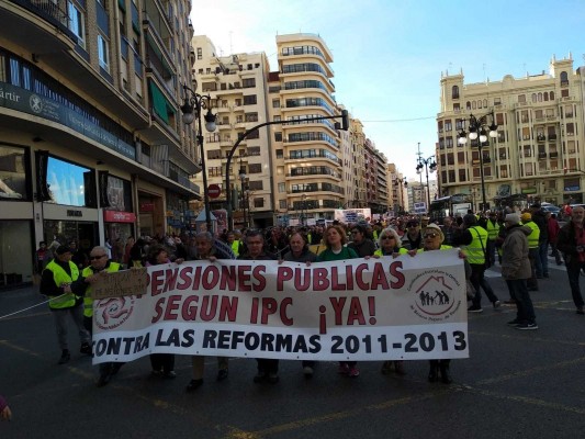Una marcha de chalecos amarillos recorre el centro de València por las pensiones 