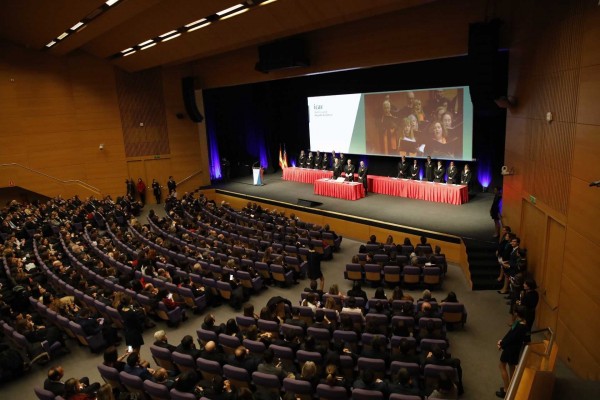 Casi 200 nuevos letrados juran la Constitución y pasan a formar parte del Colegio de Abogados