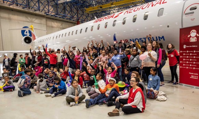 Air Nostrum celebra la Navidad en sus aviones con una campaña junto a Save de Children