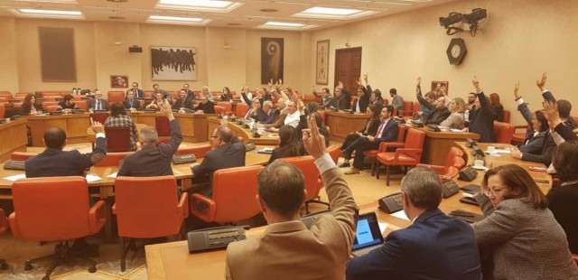 La Comisión Constitucional aprueba la reforma del Estatut con la única abstención de Ciudadanos