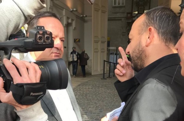 Los vecinos  'cierran'  la depuradora de Pinedo tras dos semanas de silencio administrativo