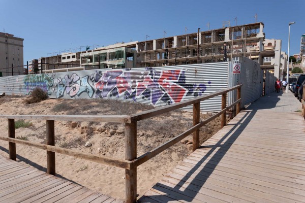 Costas estudiará exigir a la
concesionaria del hotel de Arenales
del Sol la reposición del vallado  