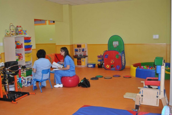 Manises edita una guía de juegos y juguetes recomendados para niños con autismo y daño cerebral
