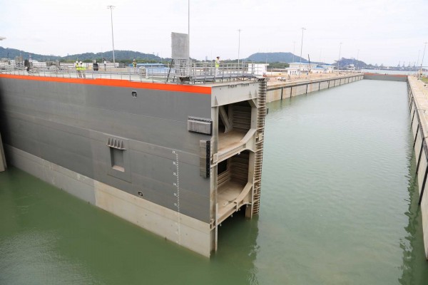Duro castigo a Sacyr en bolsa por los 350 millones que tendrá que devolver por el Canal de Panamá