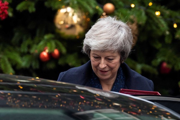 Theresa May supera la moción de confianza