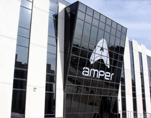 Una Amper en tierra de nadie en bolsa duplica su beneficio semestral
