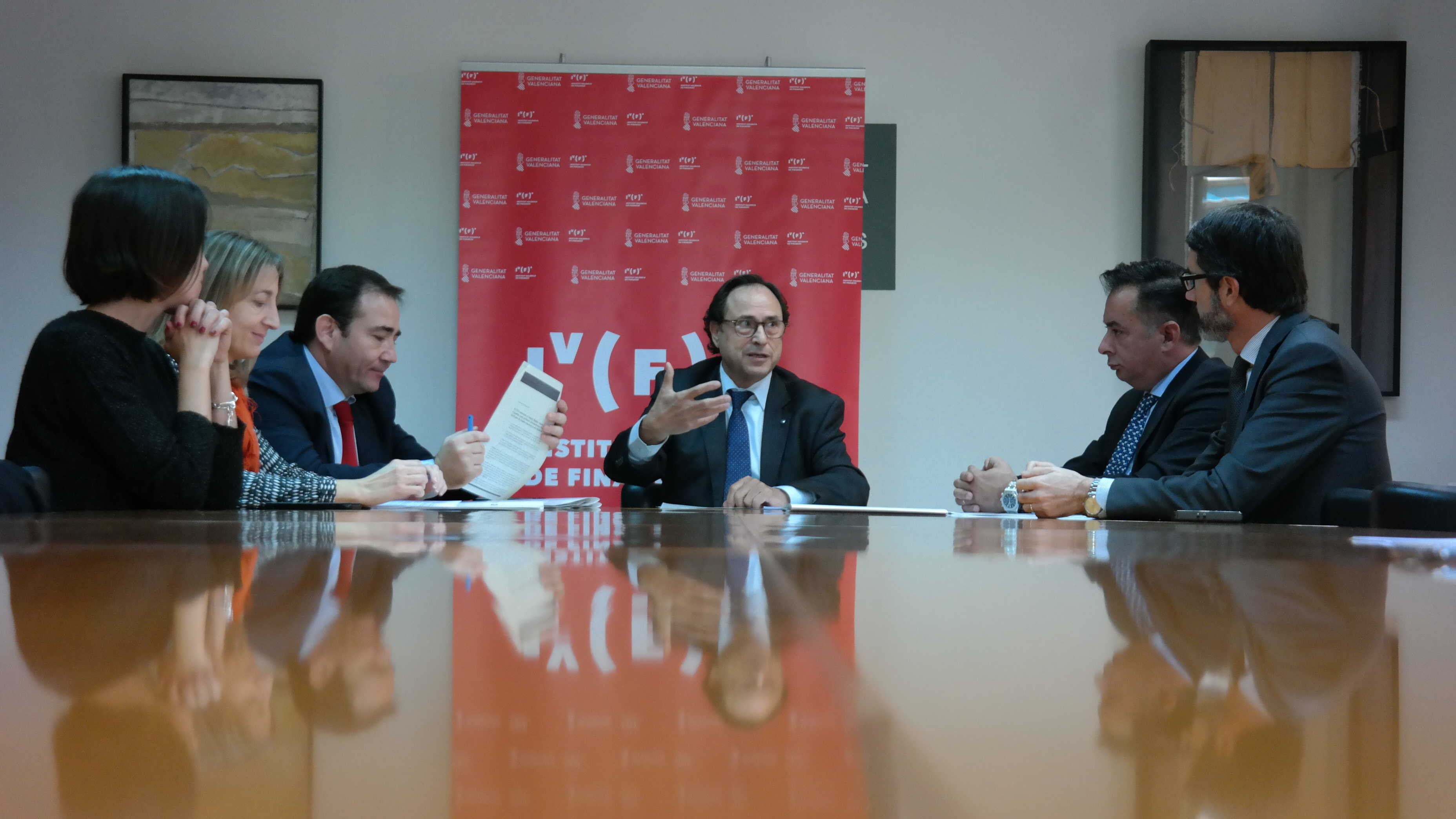 El conseller de Hacienda, Vicent Climent, con Diego Basco y Justo Vellón, del CEEI Castellón, a la derecha de la foto.  - 