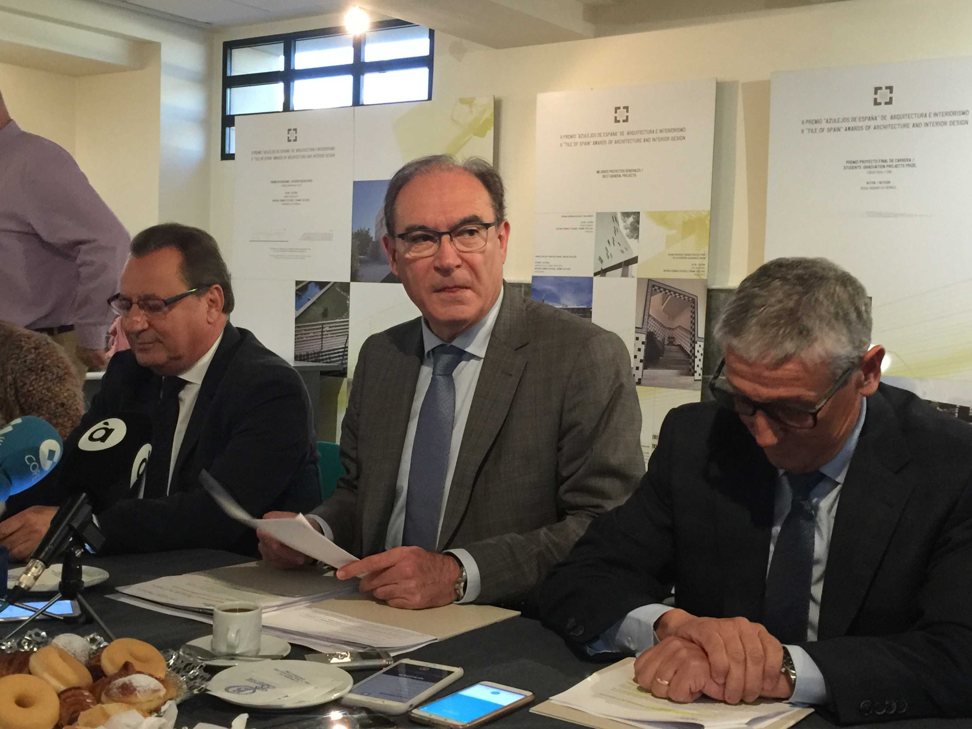 Ismael García, Vicente Nomdedeu y Francisco Ramos durante la presentación del balance provisional anual del sector en la sede de Ascer. - 