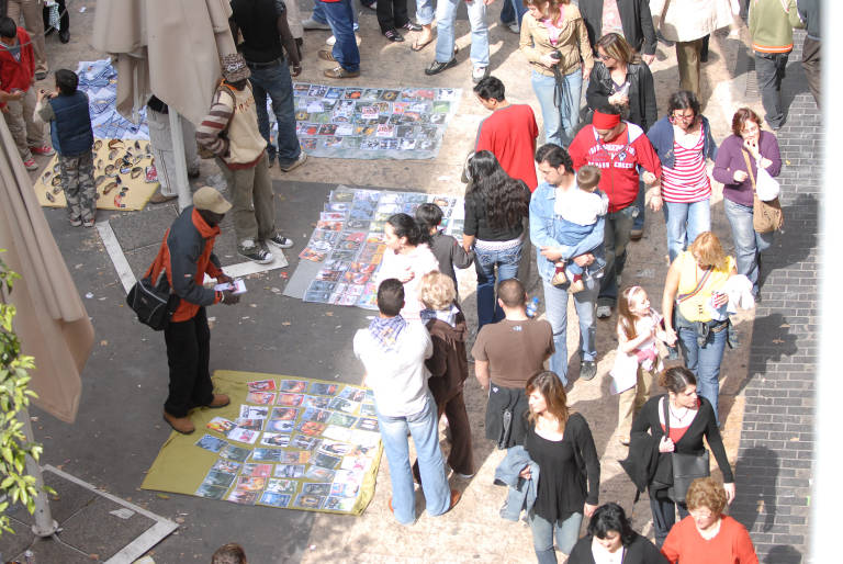 Manteros en una vía peatonal del centro de València. Foto: KIKE TABERNER - 