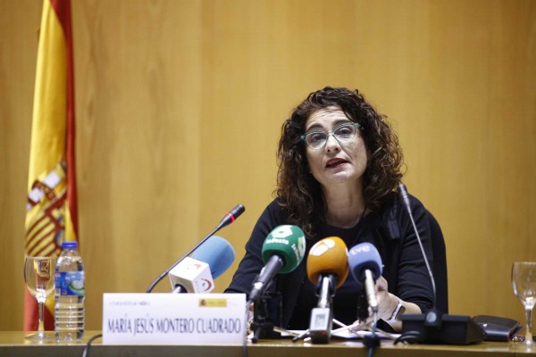 Montero confirma que los PGE se aprobarán con el déficit del 1,3% de Rajoy y se actualizará después
