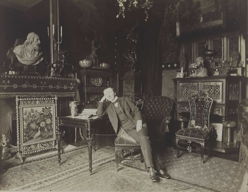 La escritora y aventurera Jane Dieulafoy, en su casa, sobre 1883 (DORNAC). - 