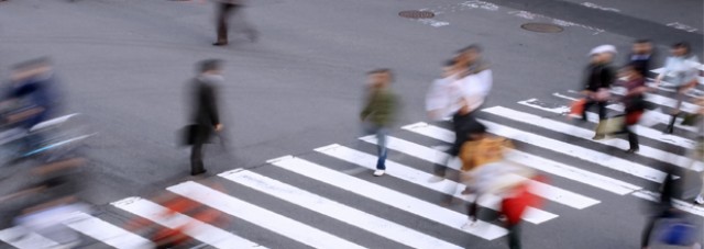 Evitar usar 'smartphones' y caminar en sentido contrario a la circulación, consejos a peatones para evitar atropellos