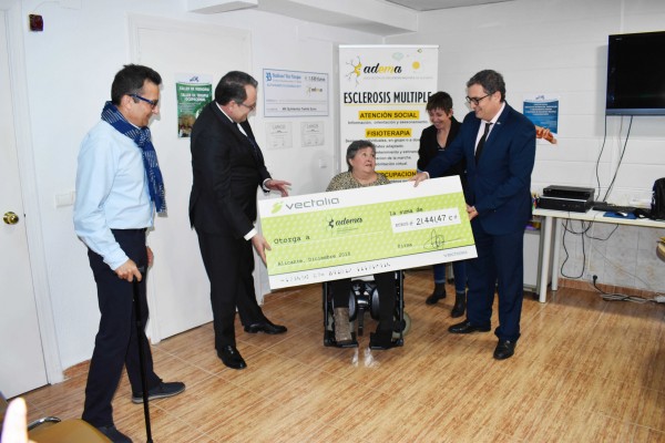 El cóctel solidario de Vectalia recauda 21.441 euros para la Asociación de Esclerosis Múltiple