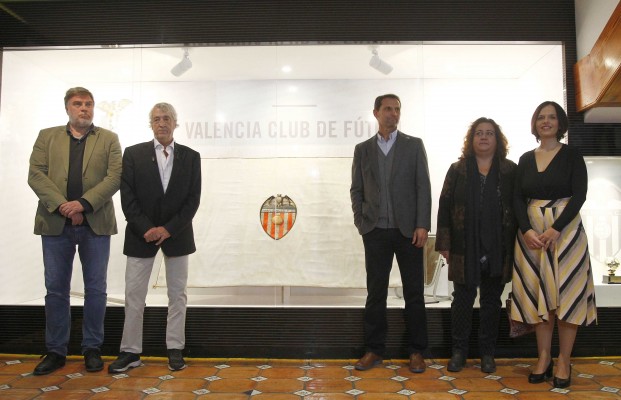 El Valencia presenta su bandera restaurada de hace 95 años, la joya de su corona