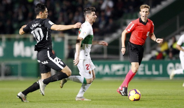 El Elche se mantiene fuera del descenso