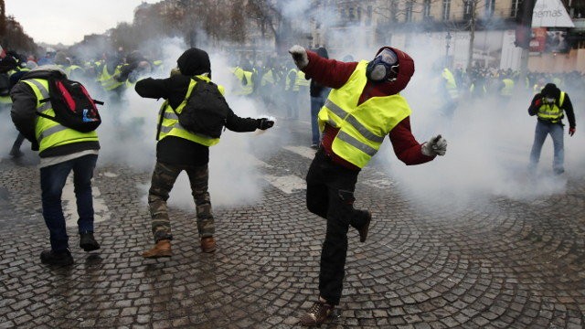 Al menos 30 heridos y 598 detenidos en París en las protestas de los 'chalecos amarillos'