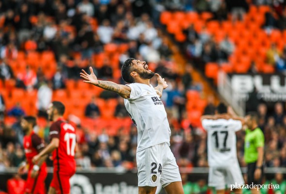 El Valencia empata ante el Sevilla y acabar en Champions es casi una fantasía