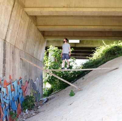Lebrel, así es la simbiosis con los materiales del hombre que construyó el estudio debajo del puente
