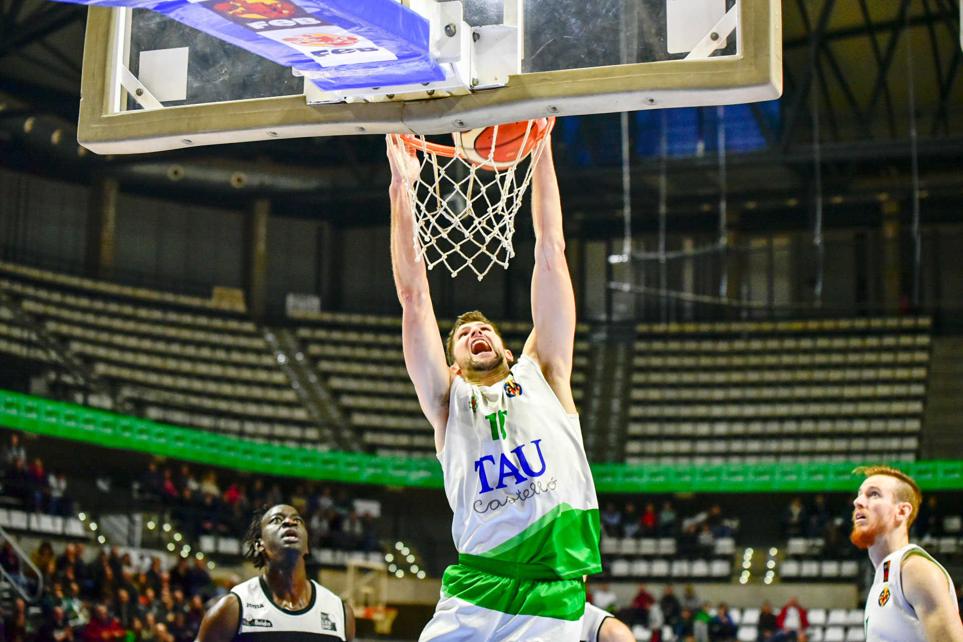 El Tau toma oxígeno a costa del Lleida (70-66)
